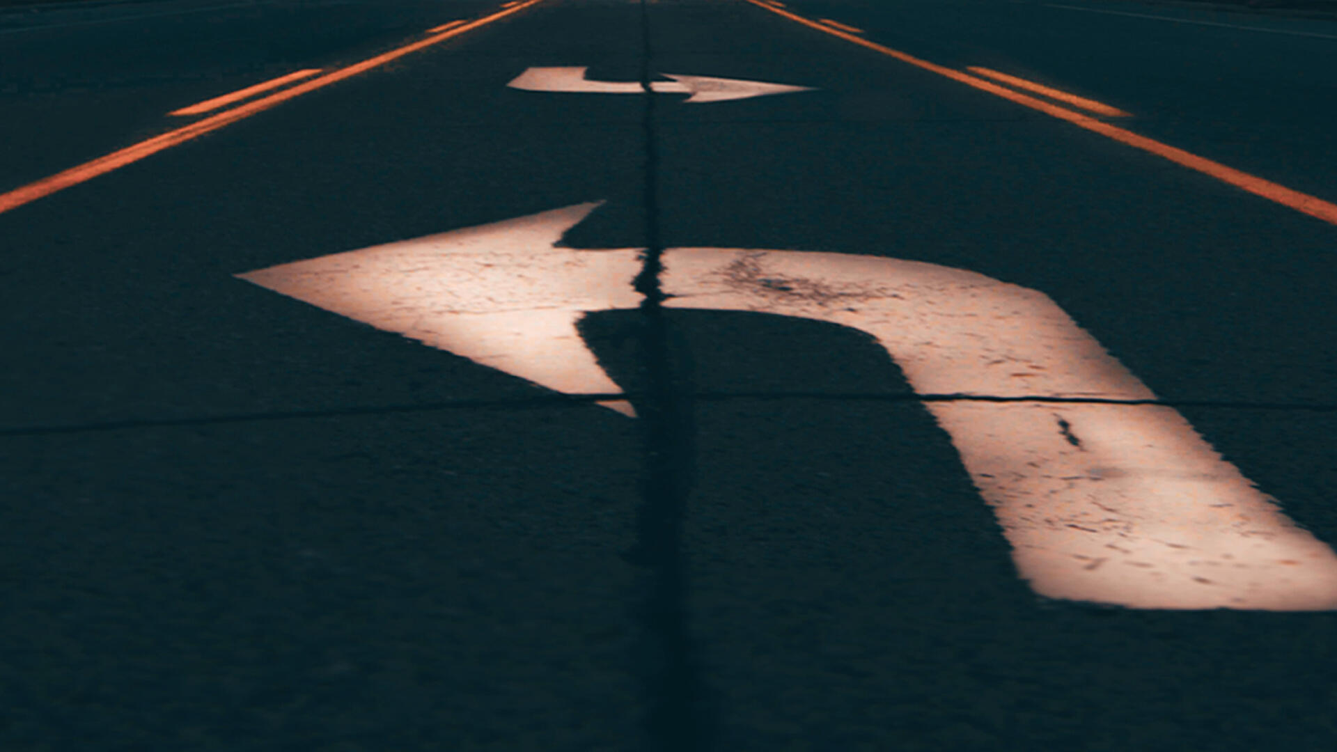 ElFabricante, mejoras y auditoría SEO. Carretera con flechas de señalización a izquierda y derecha