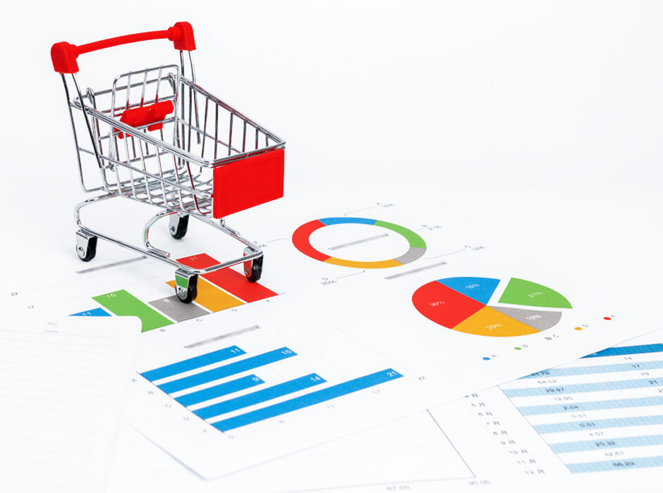 Comercio electrónico. Pantallas de PC, tablet y smartphone con un carrito de la compra cada una y compradora con bolsas.